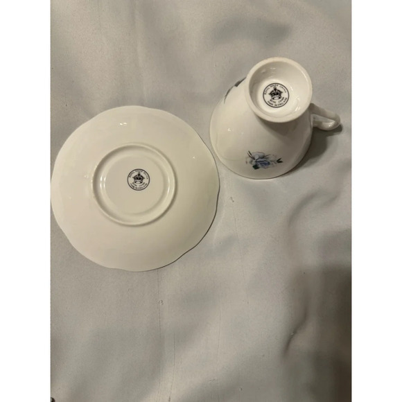 Royal Dover Tea Cup & Saucer Made In England Bone China Blue Roses Gold Trim VTG - Picture 4 of 4